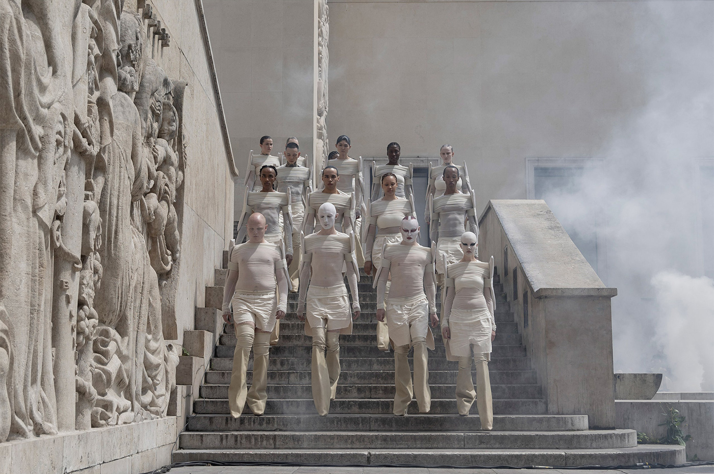 Загвараар суралцдаг 200 оюутан алхсан Rick Owens-ын загварын шоу (фото 4)