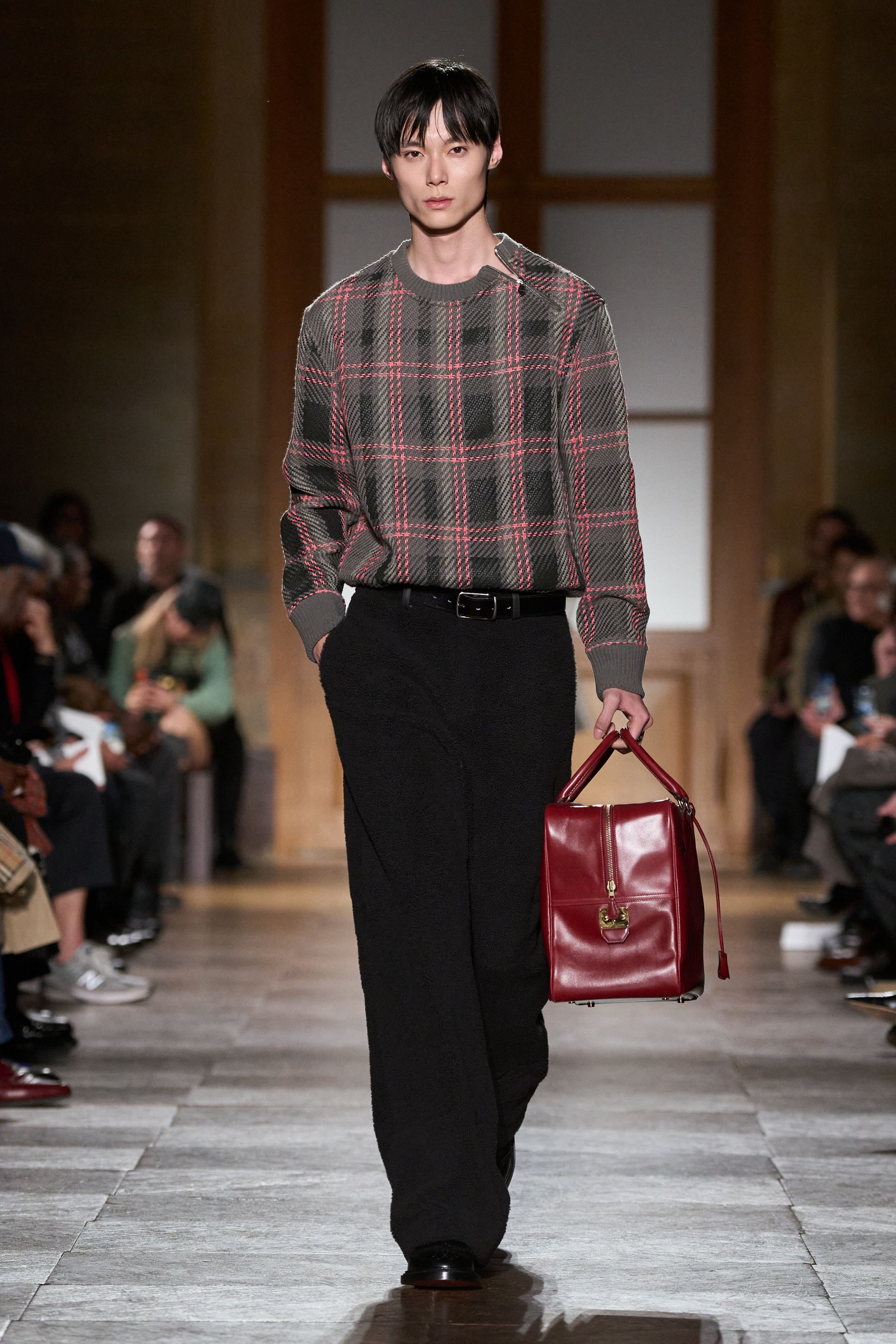 Парисын 2026/27 намар-өвлийн эрэгтэй хувцас загварын долоо хоног (фото 46)