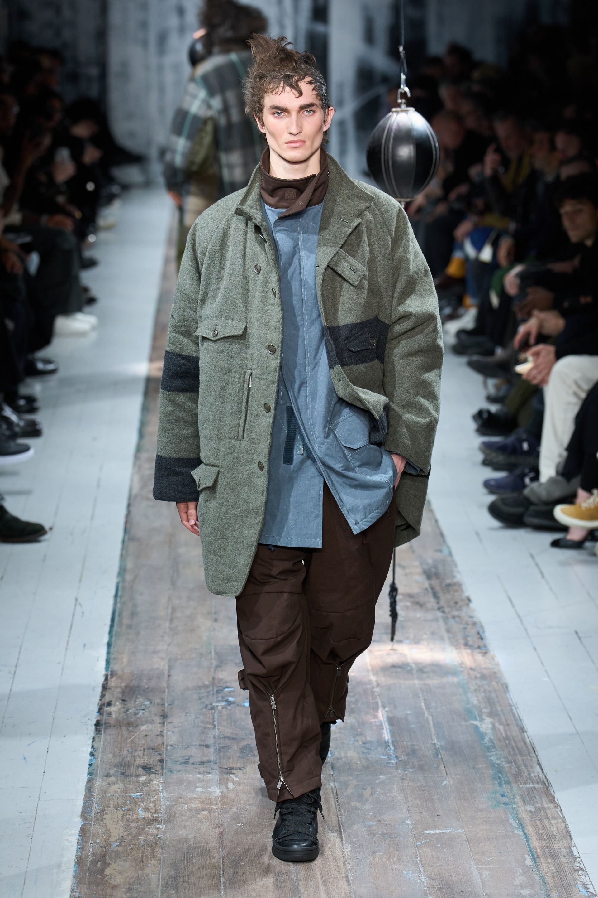 Парисын 2026/27 намар-өвлийн эрэгтэй хувцас загварын долоо хоног (фото 86)