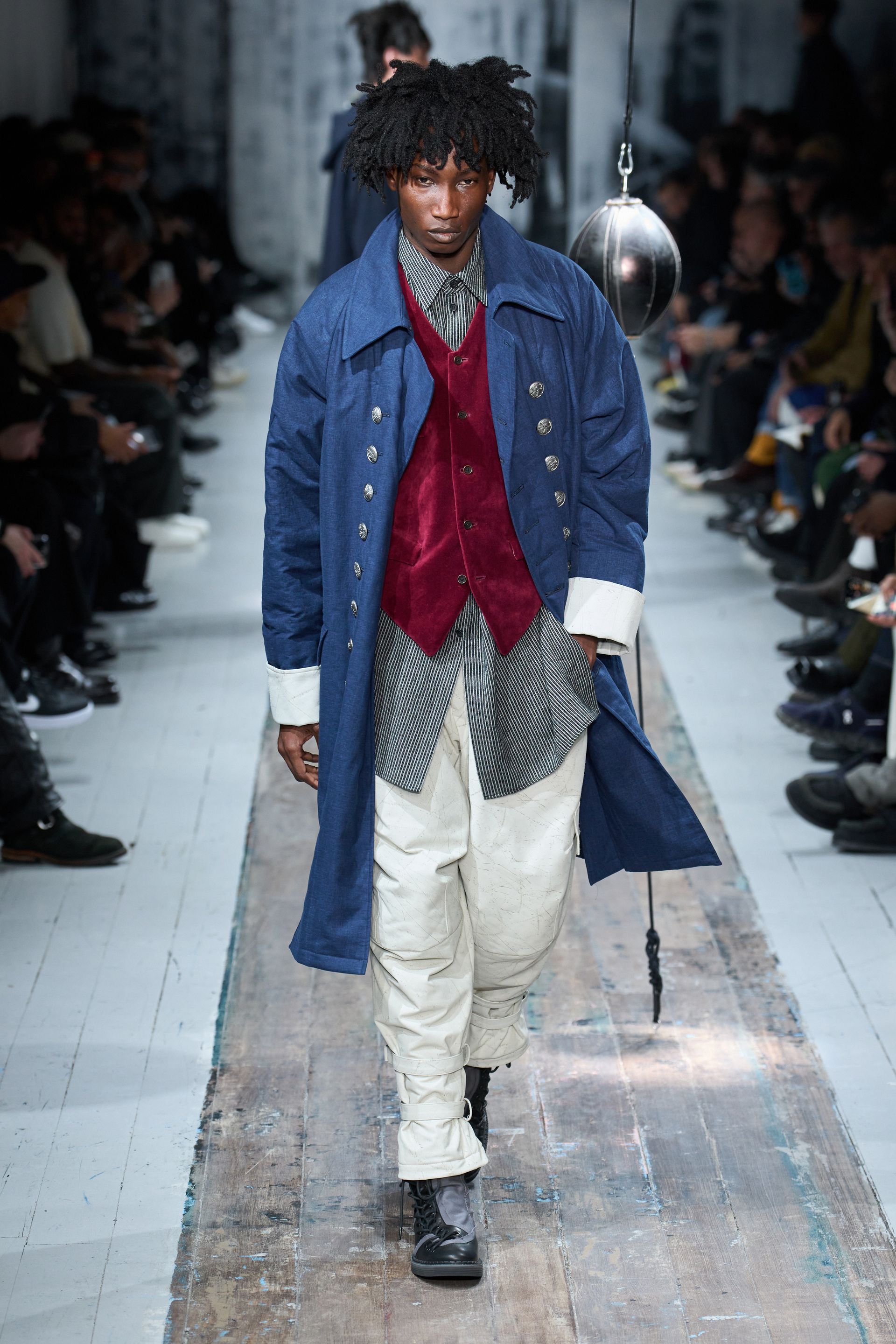 Парисын 2026/27 намар-өвлийн эрэгтэй хувцас загварын долоо хоног (фото 77)