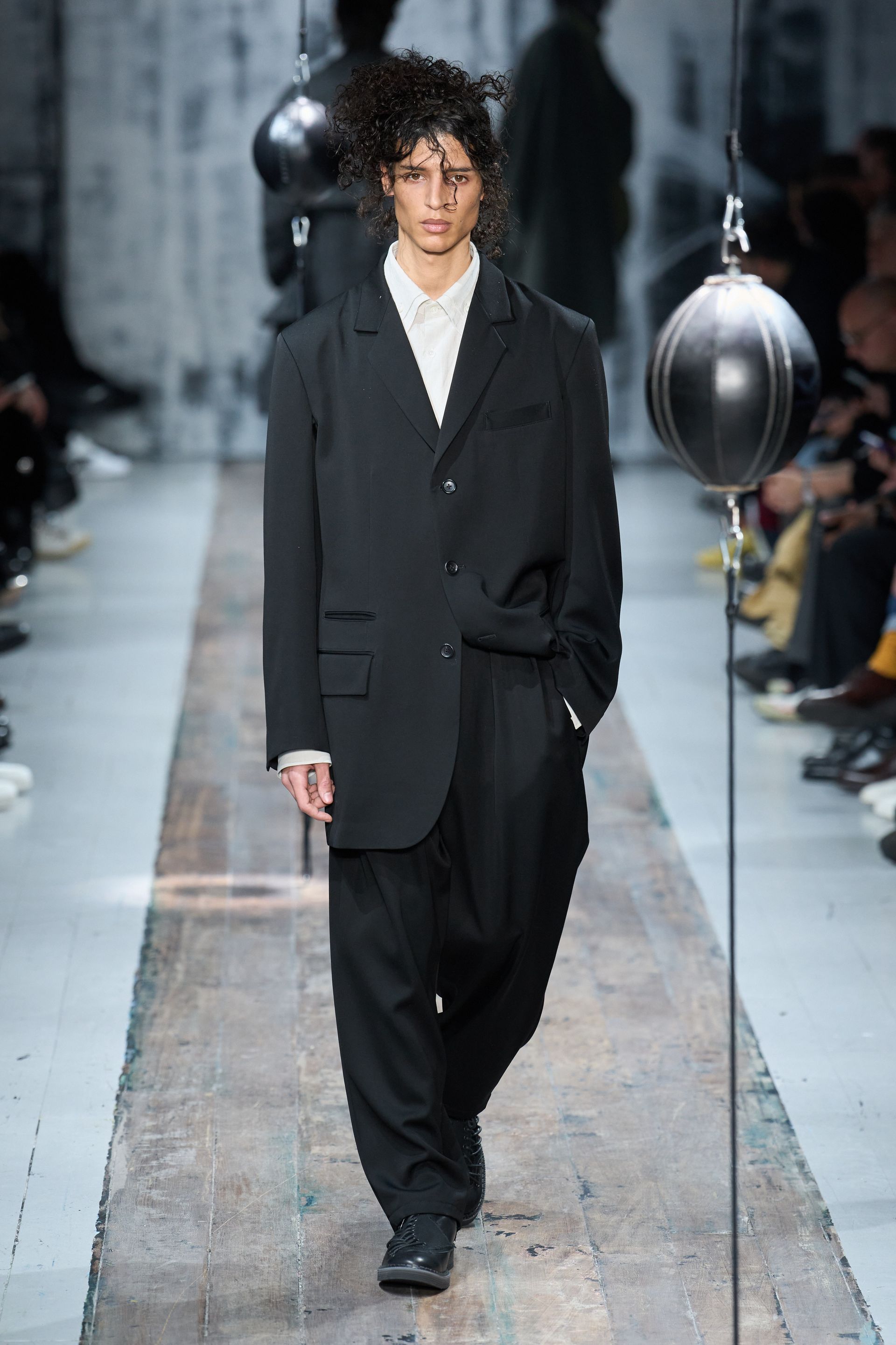 Парисын 2026/27 намар-өвлийн эрэгтэй хувцас загварын долоо хоног (фото 83)