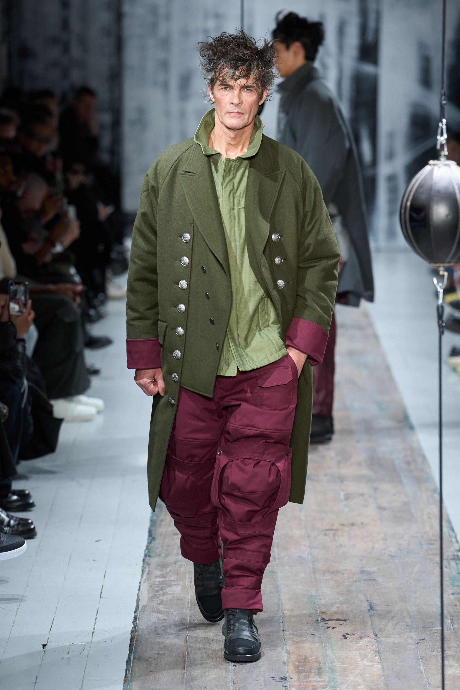 Парисын 2026/27 намар-өвлийн эрэгтэй хувцас загварын долоо хоног (фото 75)