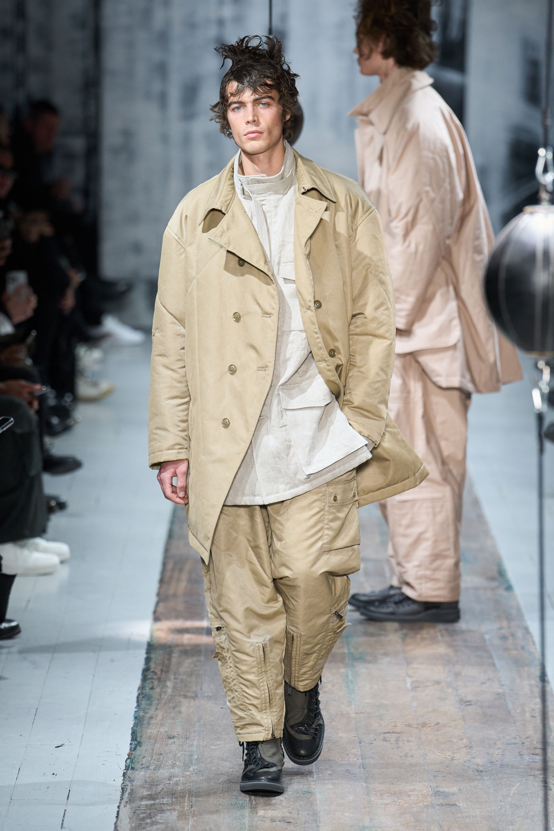 Парисын 2026/27 намар-өвлийн эрэгтэй хувцас загварын долоо хоног (фото 71)