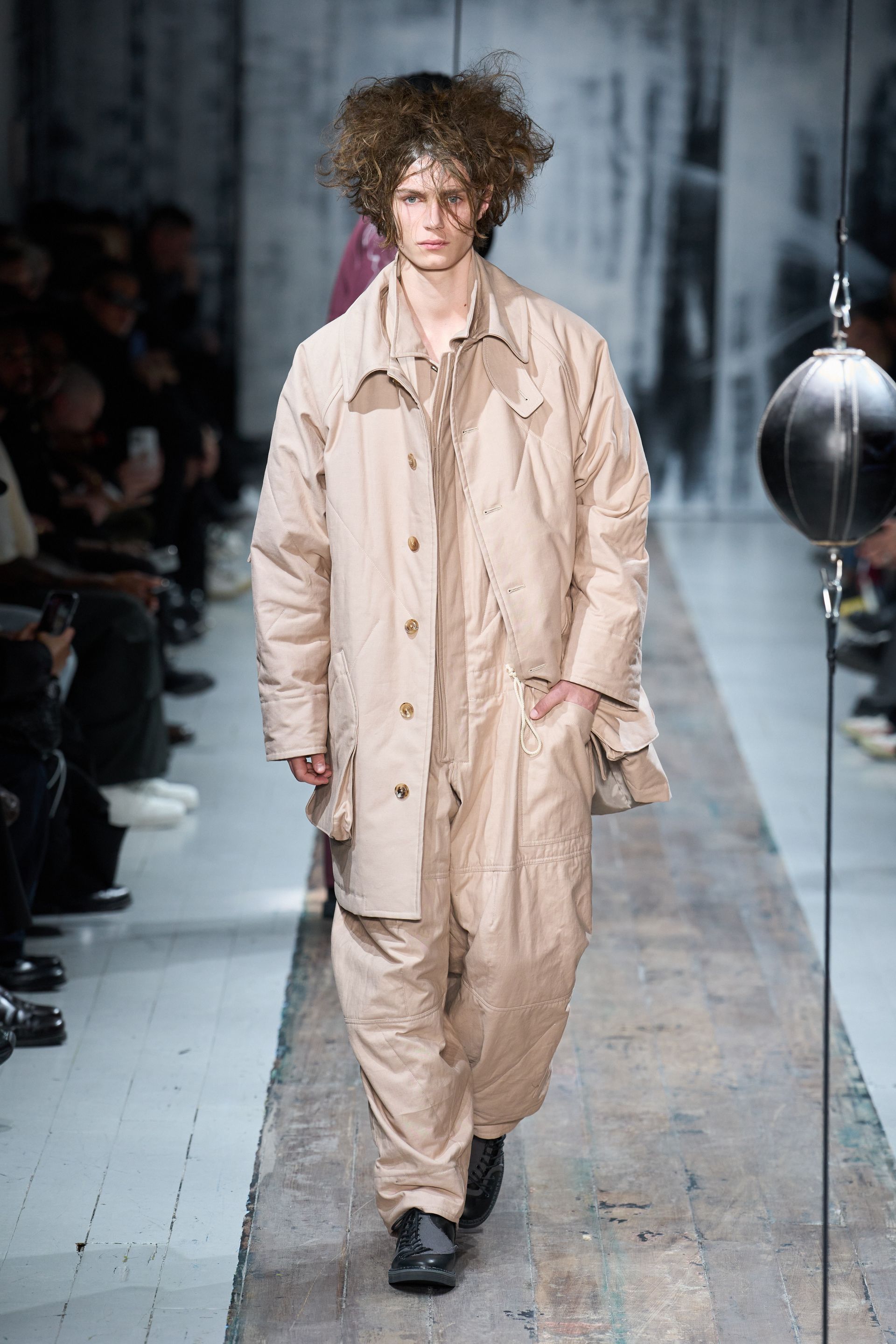 Парисын 2026/27 намар-өвлийн эрэгтэй хувцас загварын долоо хоног (фото 72)