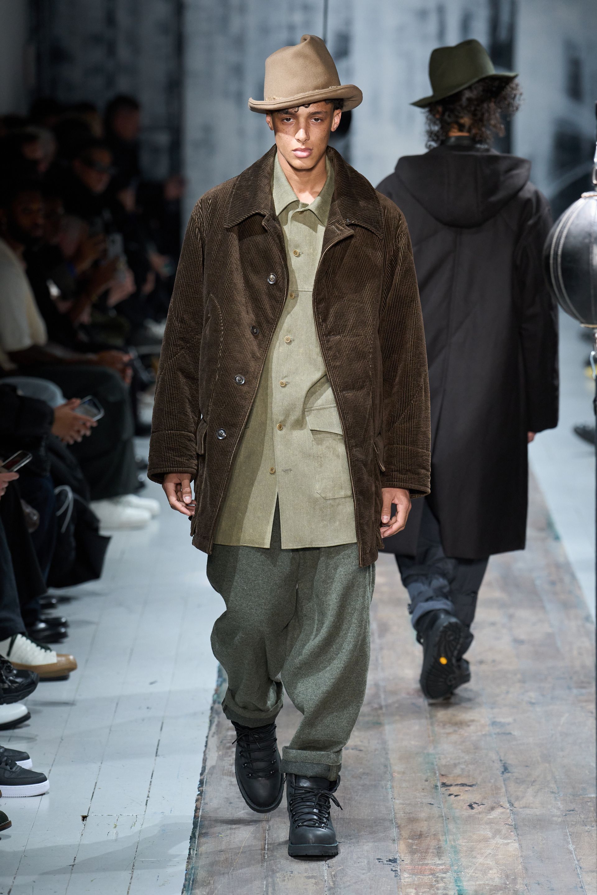 Парисын 2026/27 намар-өвлийн эрэгтэй хувцас загварын долоо хоног (фото 62)