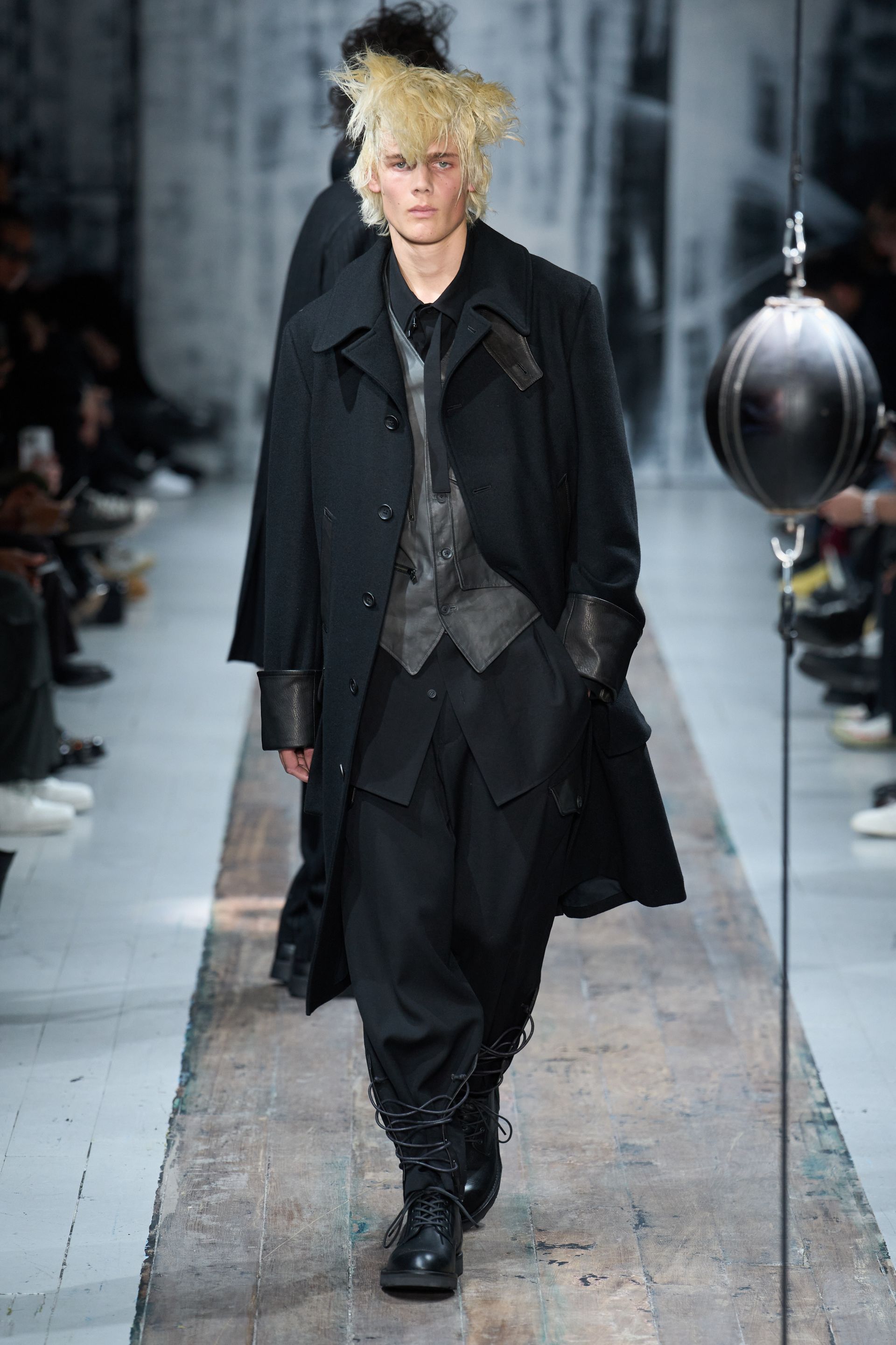 Парисын 2026/27 намар-өвлийн эрэгтэй хувцас загварын долоо хоног (фото 57)