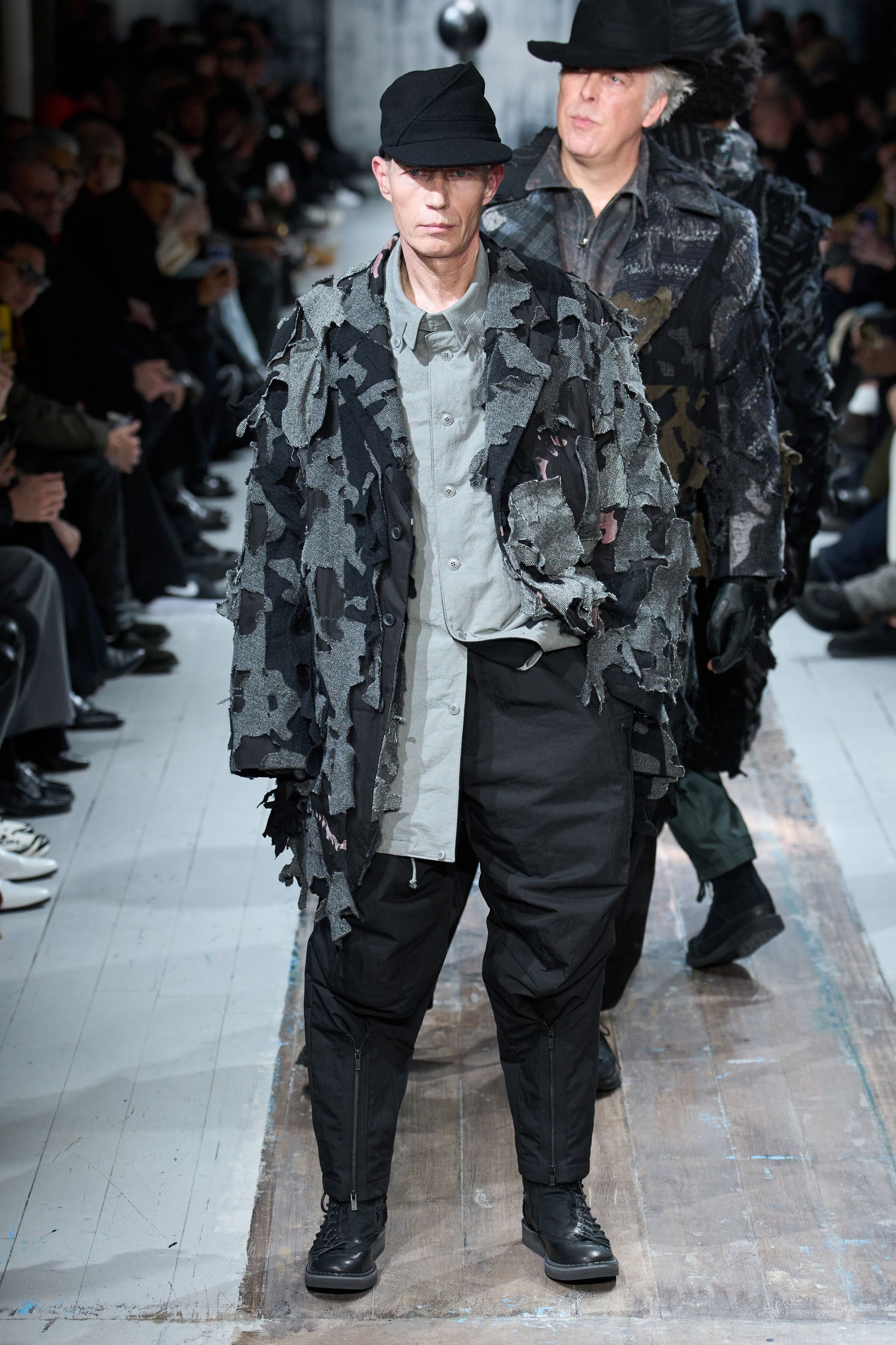 Парисын 2026/27 намар-өвлийн эрэгтэй хувцас загварын долоо хоног (фото 55)