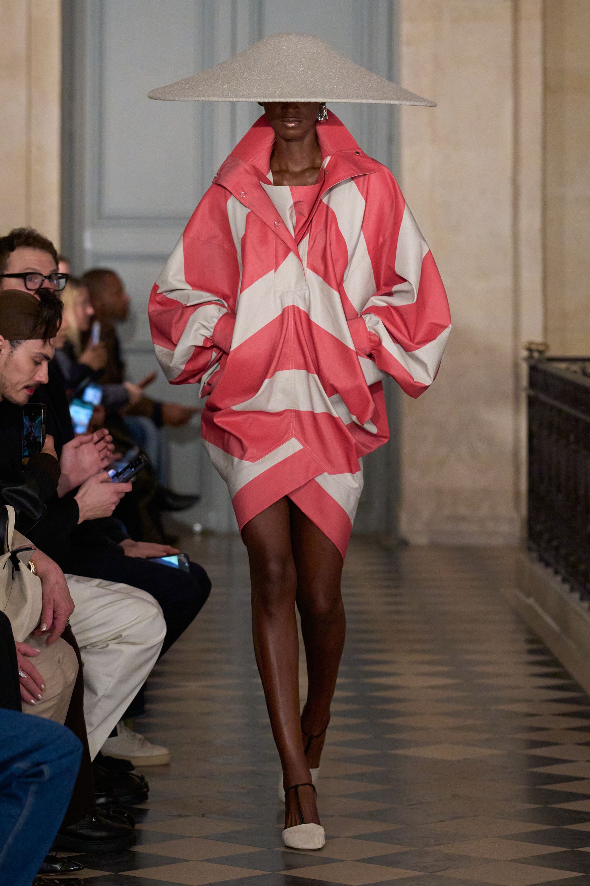 Парисын 2026/27 намар-өвлийн эрэгтэй хувцас загварын долоо хоног (фото 157)