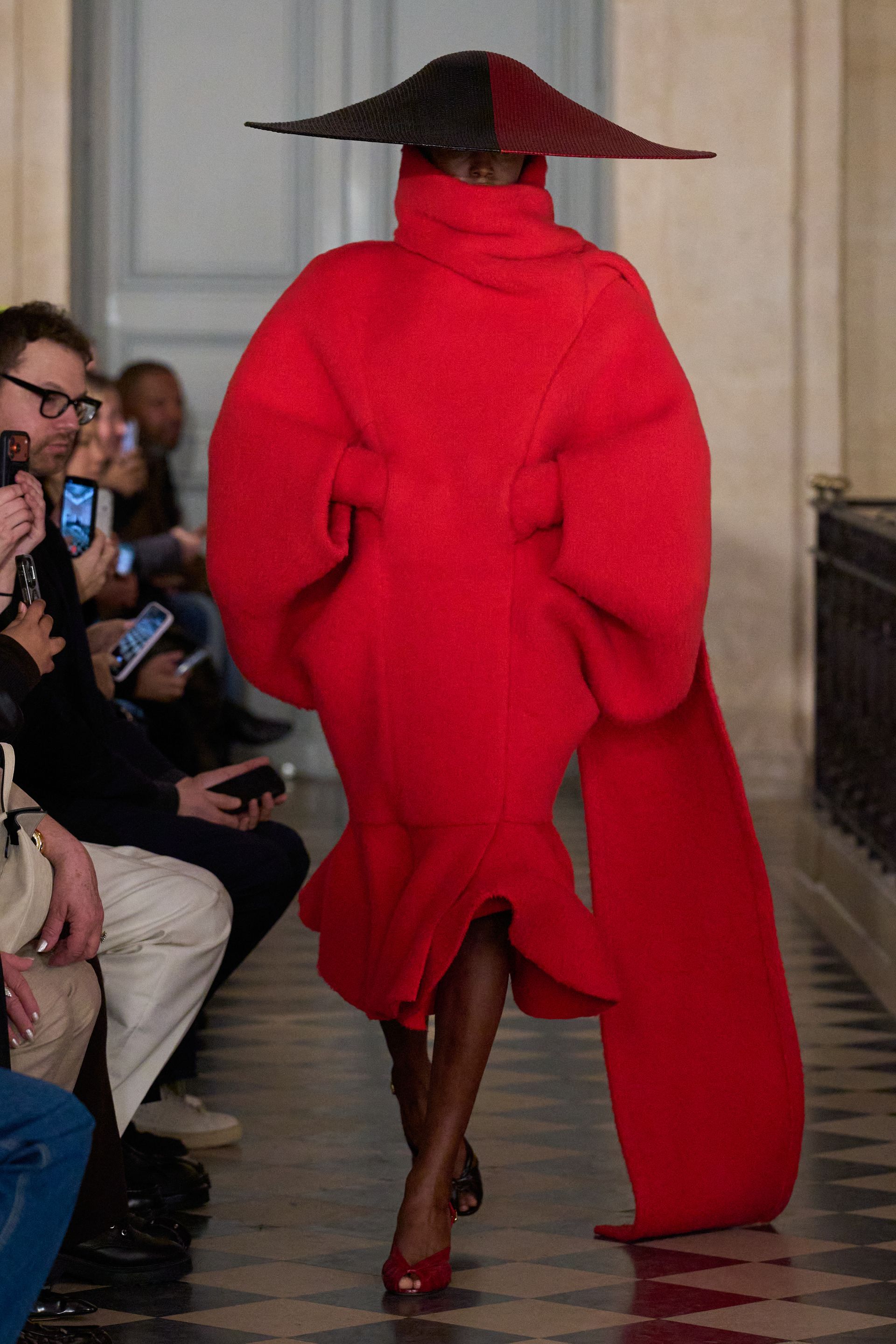 Парисын 2026/27 намар-өвлийн эрэгтэй хувцас загварын долоо хоног (фото 150)