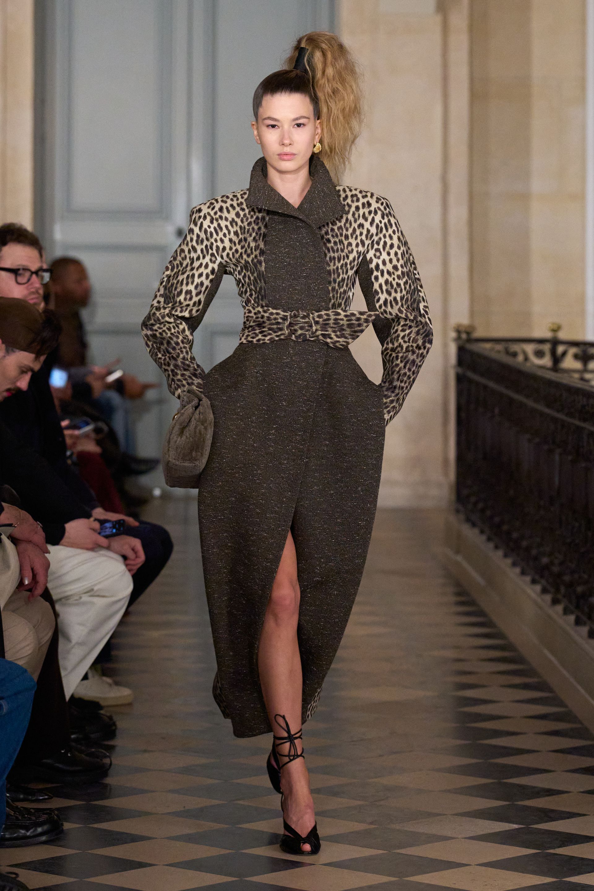 Парисын 2026/27 намар-өвлийн эрэгтэй хувцас загварын долоо хоног (фото 135)