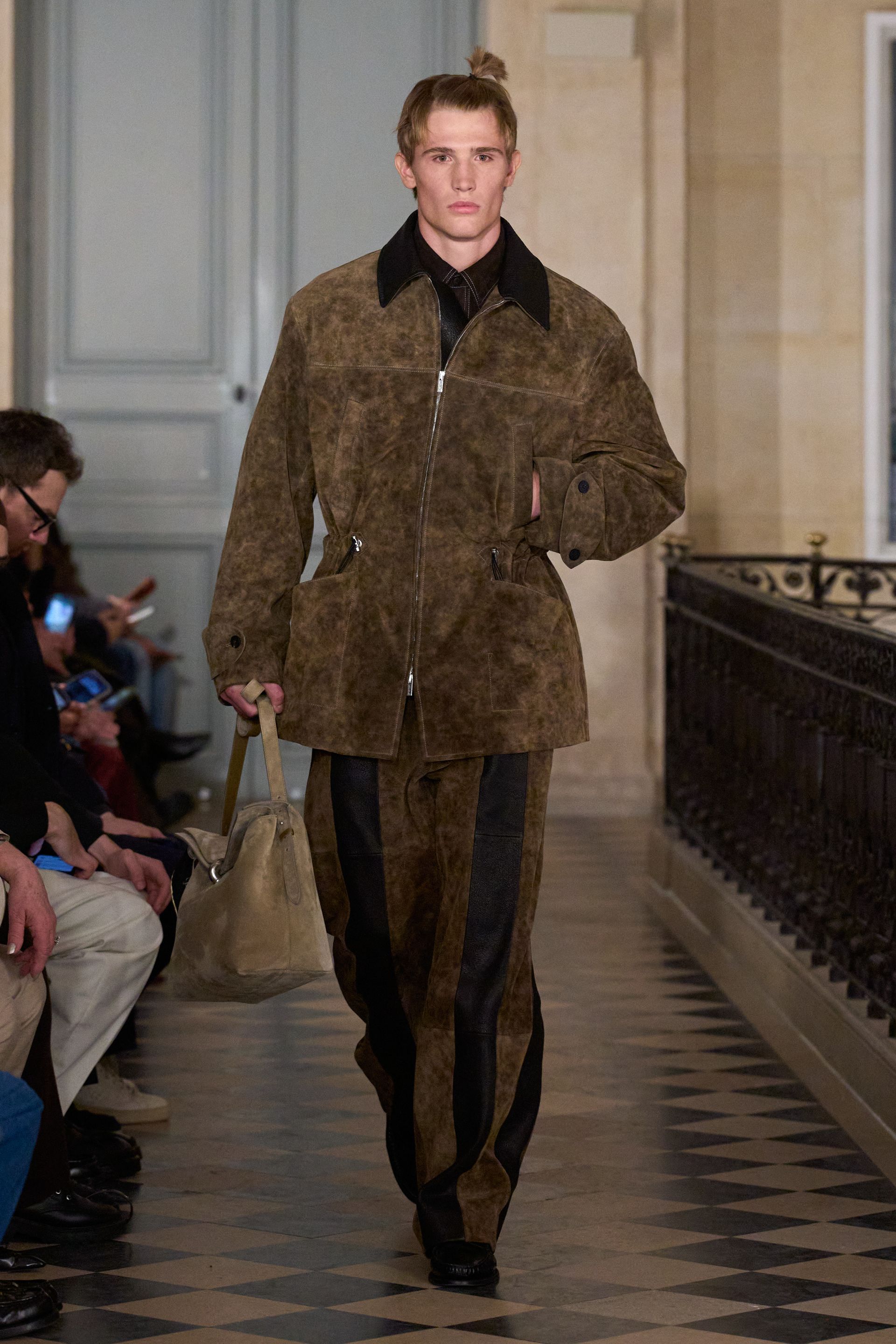 Парисын 2026/27 намар-өвлийн эрэгтэй хувцас загварын долоо хоног (фото 140)