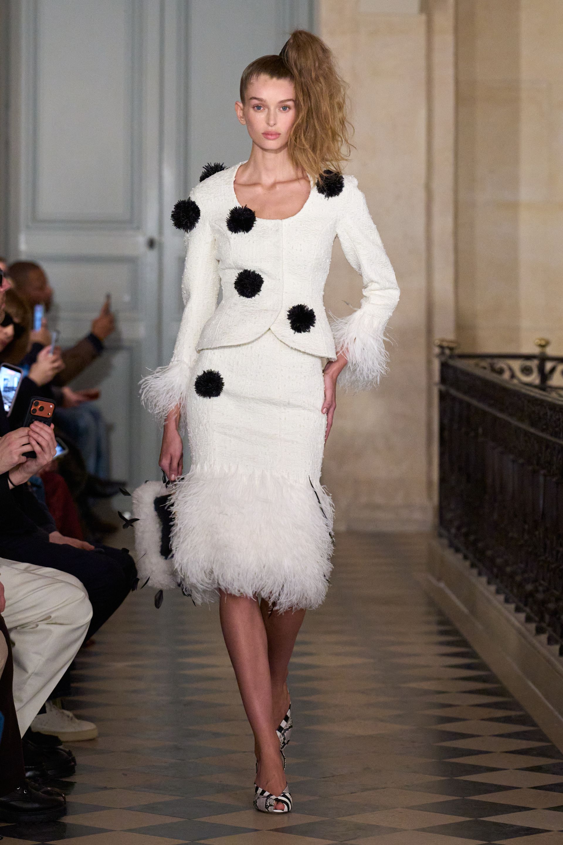 Парисын 2026/27 намар-өвлийн эрэгтэй хувцас загварын долоо хоног (фото 123)