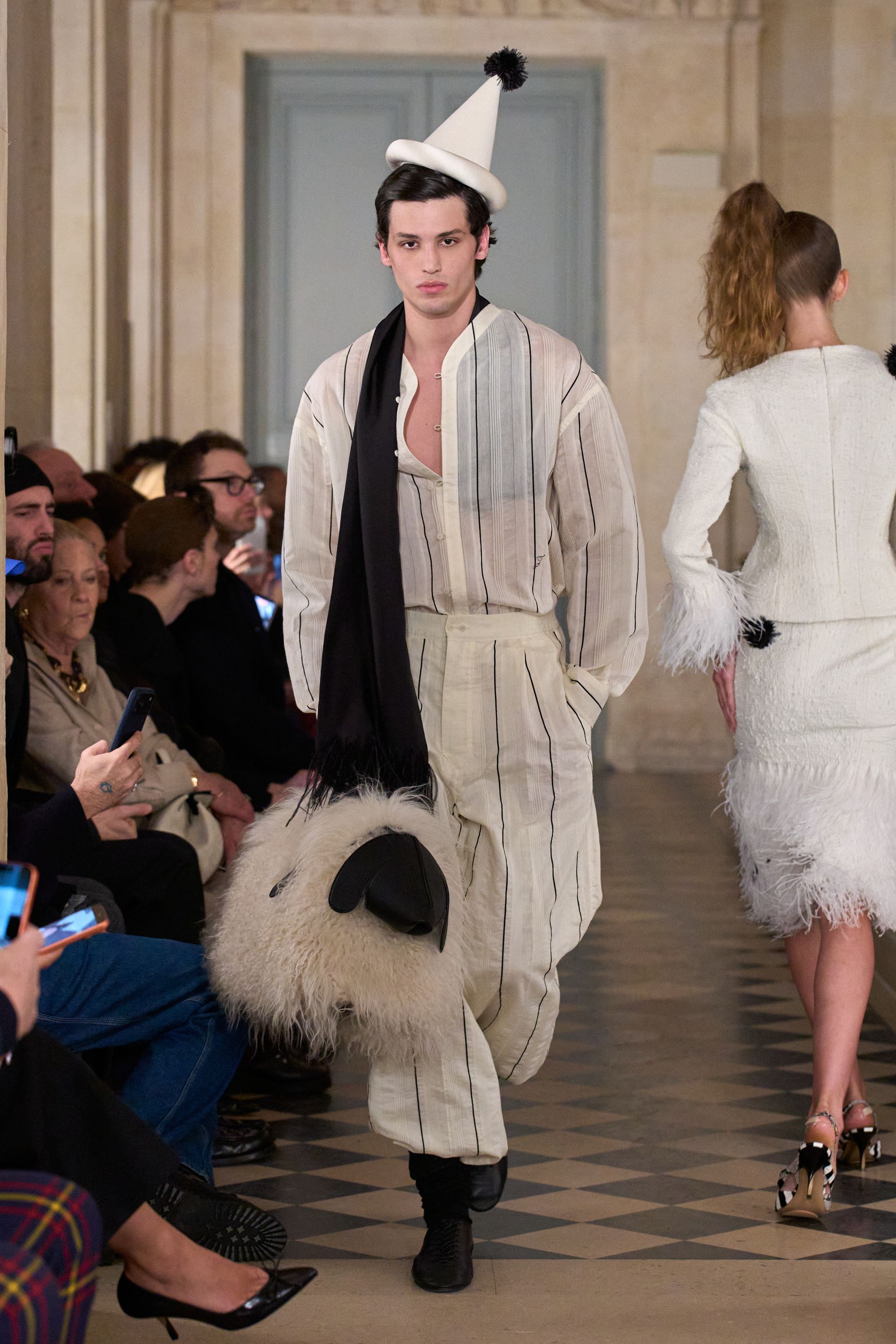 Парисын 2026/27 намар-өвлийн эрэгтэй хувцас загварын долоо хоног (фото 121)