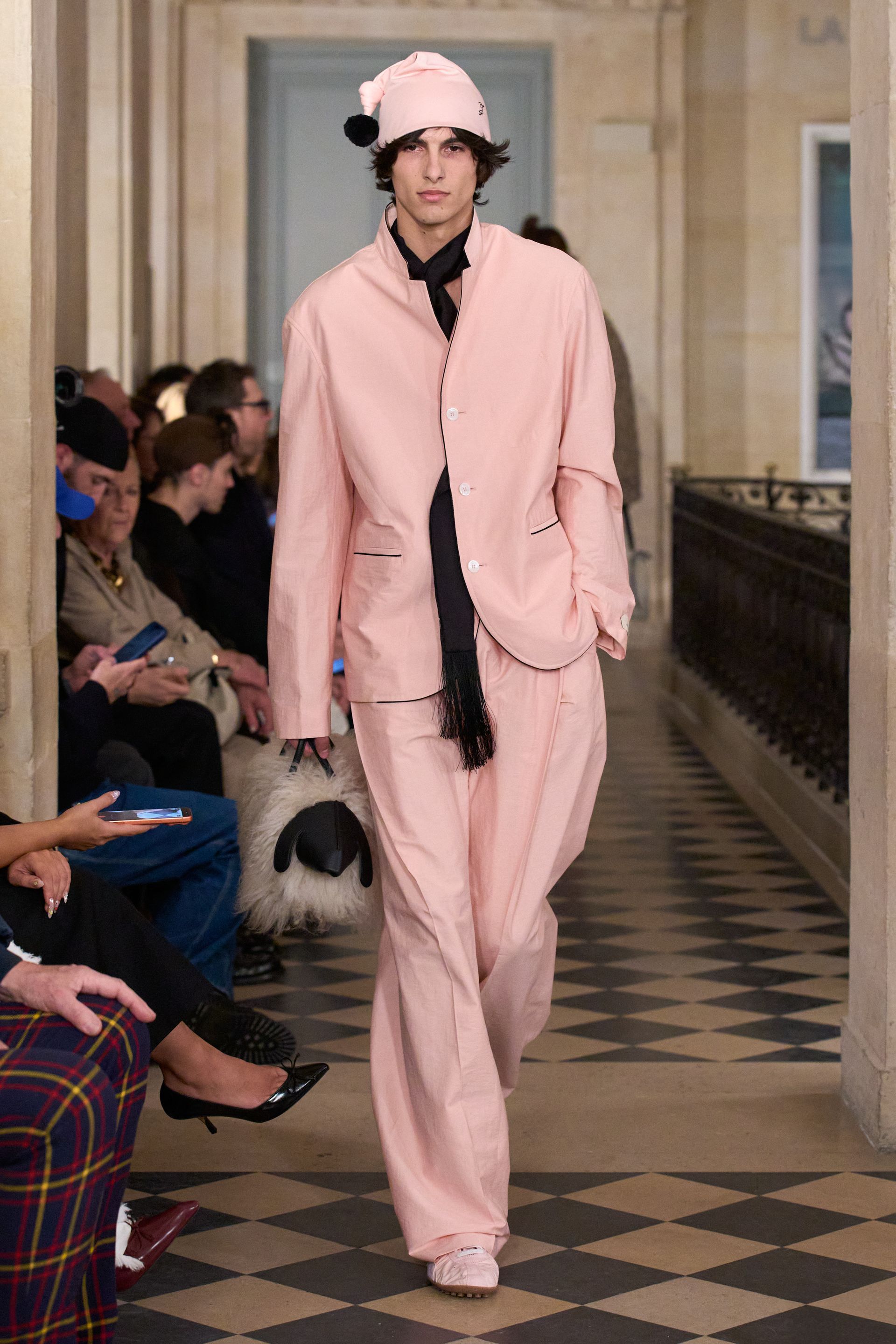 Парисын 2026/27 намар-өвлийн эрэгтэй хувцас загварын долоо хоног (фото 117)