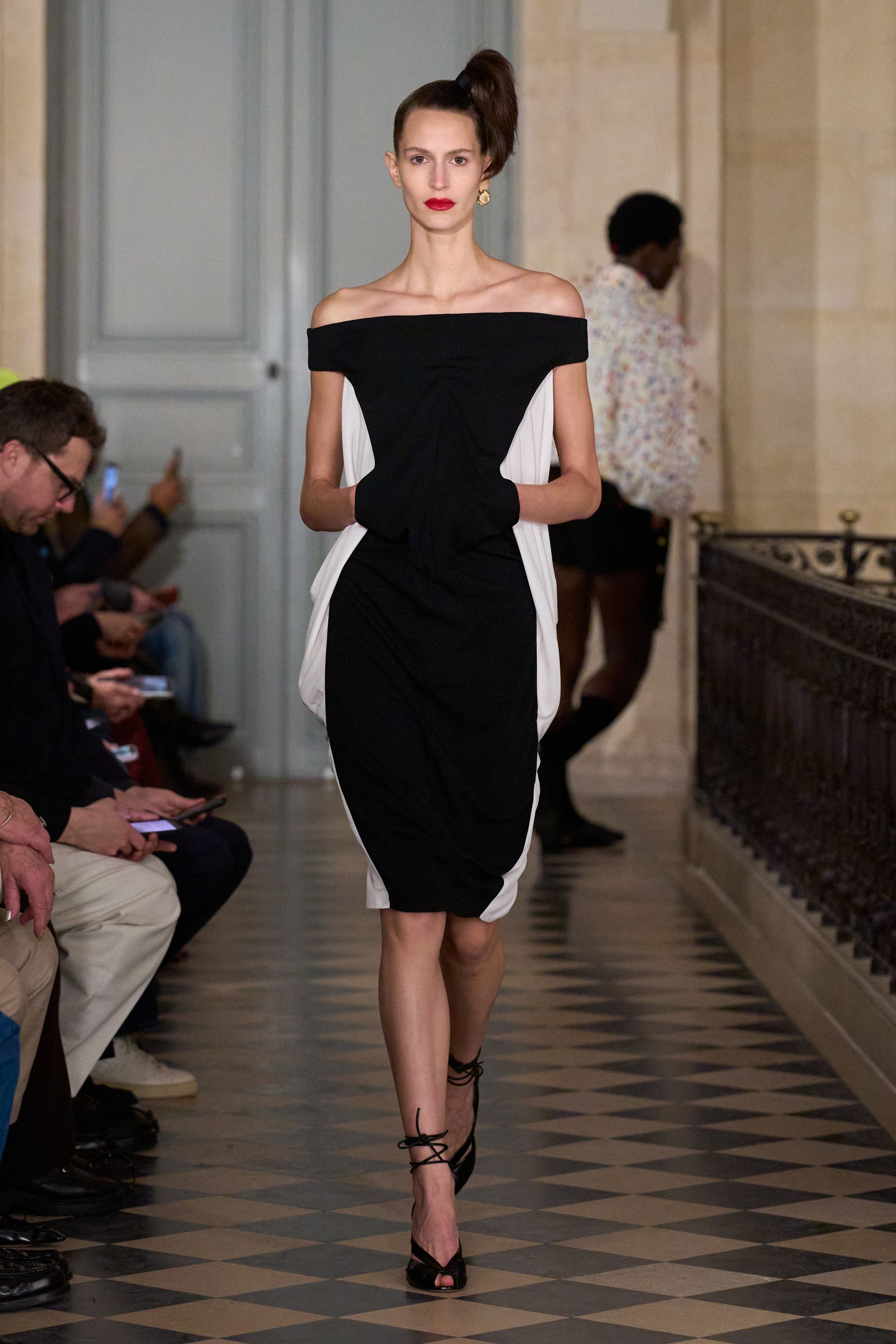 Парисын 2026/27 намар-өвлийн эрэгтэй хувцас загварын долоо хоног (фото 104)