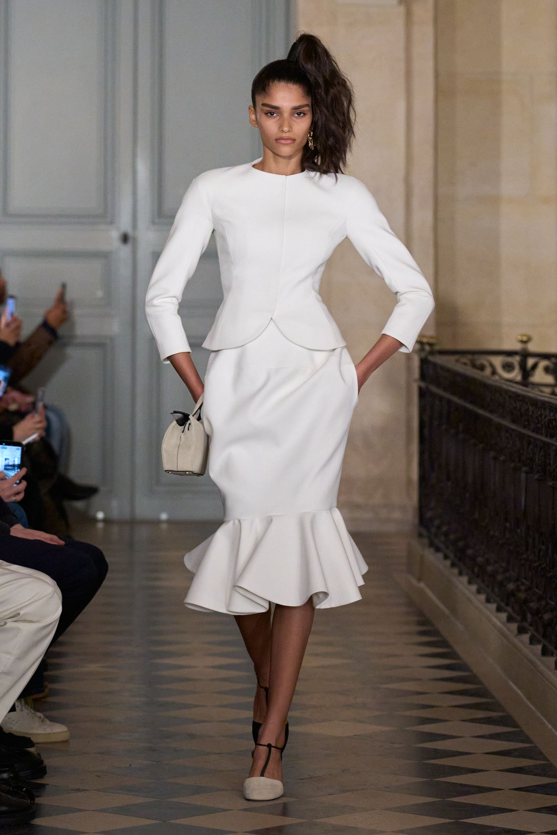 Парисын 2026/27 намар-өвлийн эрэгтэй хувцас загварын долоо хоног (фото 96)