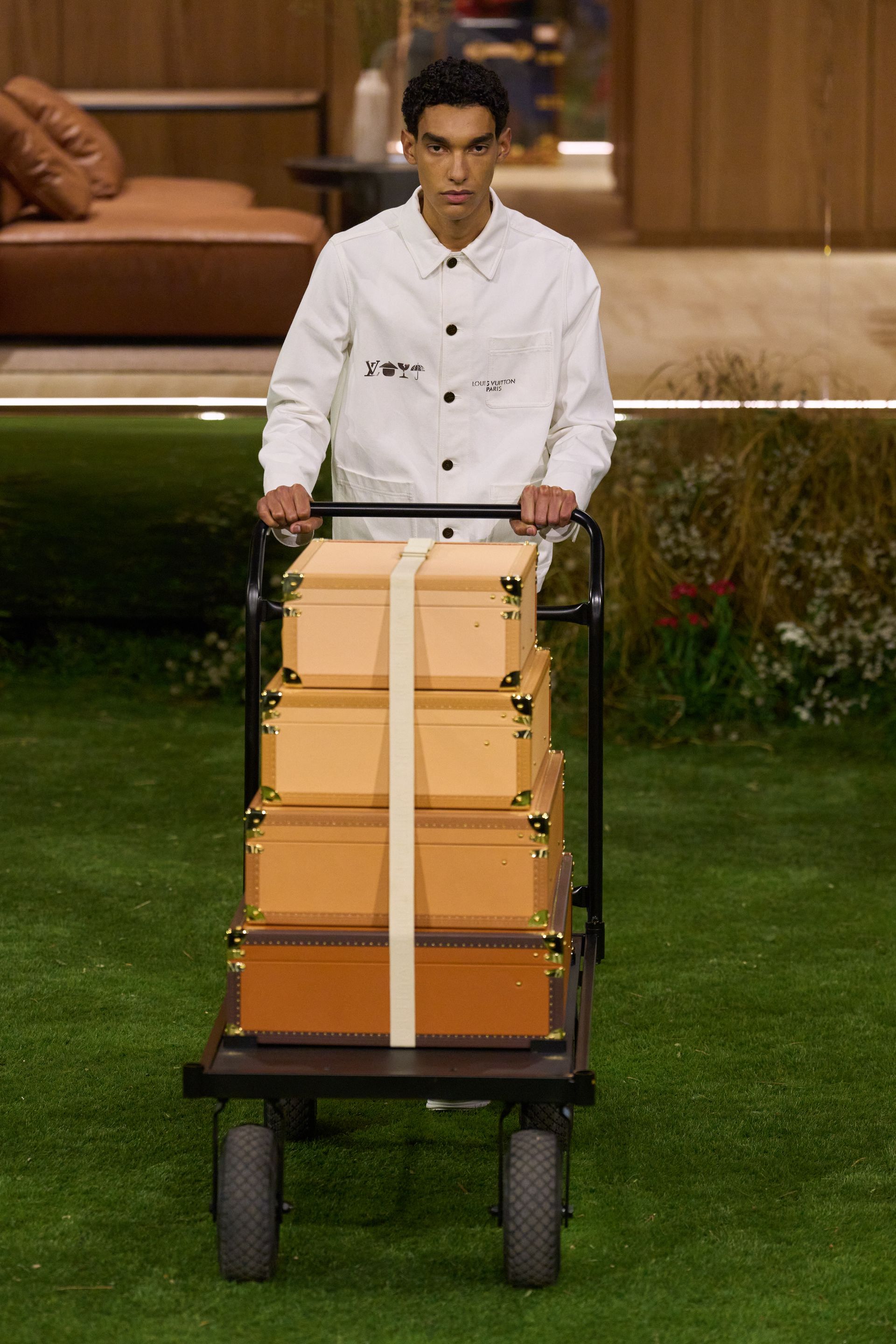 Парисын 2026/27 намар-өвлийн эрэгтэй хувцас загварын долоо хоног (фото 172)