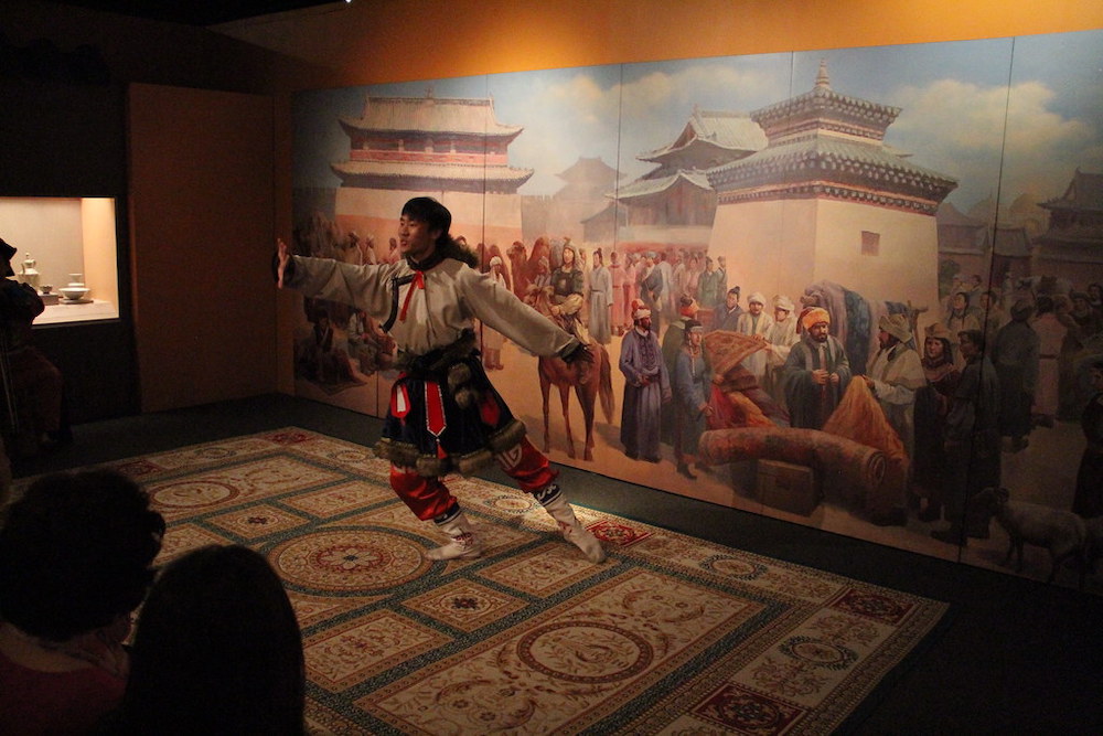 АНУ-ын Канзас Ситид Чингис хааны үзэсгэлэн дэлгэгдэж байна (фото 7)