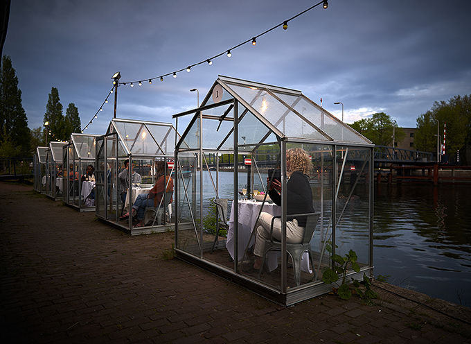 Амстердамын нэгэн ресторан цар тахлын үеэр ажиллах сонирхолтой шийдэл олжээ (фото 1)