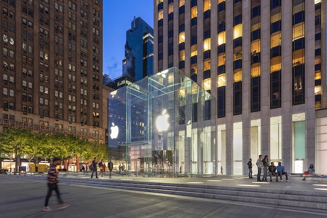 Дотроос нь харцгаая: Нью-Йоркийн Тавдугаар өргөн чөлөөн дэх Apple-ийн шинэ дэлгүүр (фото 2)