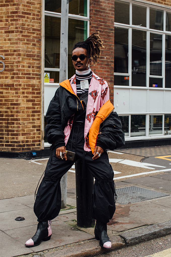Street style: Лондонгийн загварлаг эрчүүд юу өмсөж байна вэ? (фото 13)