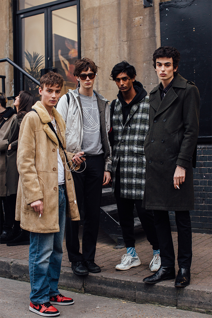 Street style: Лондонгийн загварлаг эрчүүд юу өмсөж байна вэ? (фото 18)