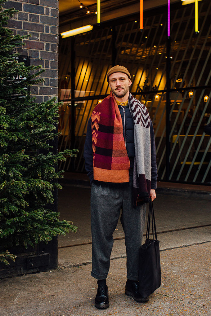 Street style: Лондонгийн загварлаг эрчүүд юу өмсөж байна вэ? (фото 23)