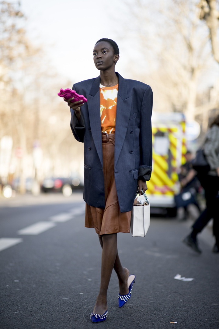 Могойн хээ ба аварга том аксесуарууд: Paris Fashion Week-ийн зочид юу өмсөж байна вэ? (фото 23)