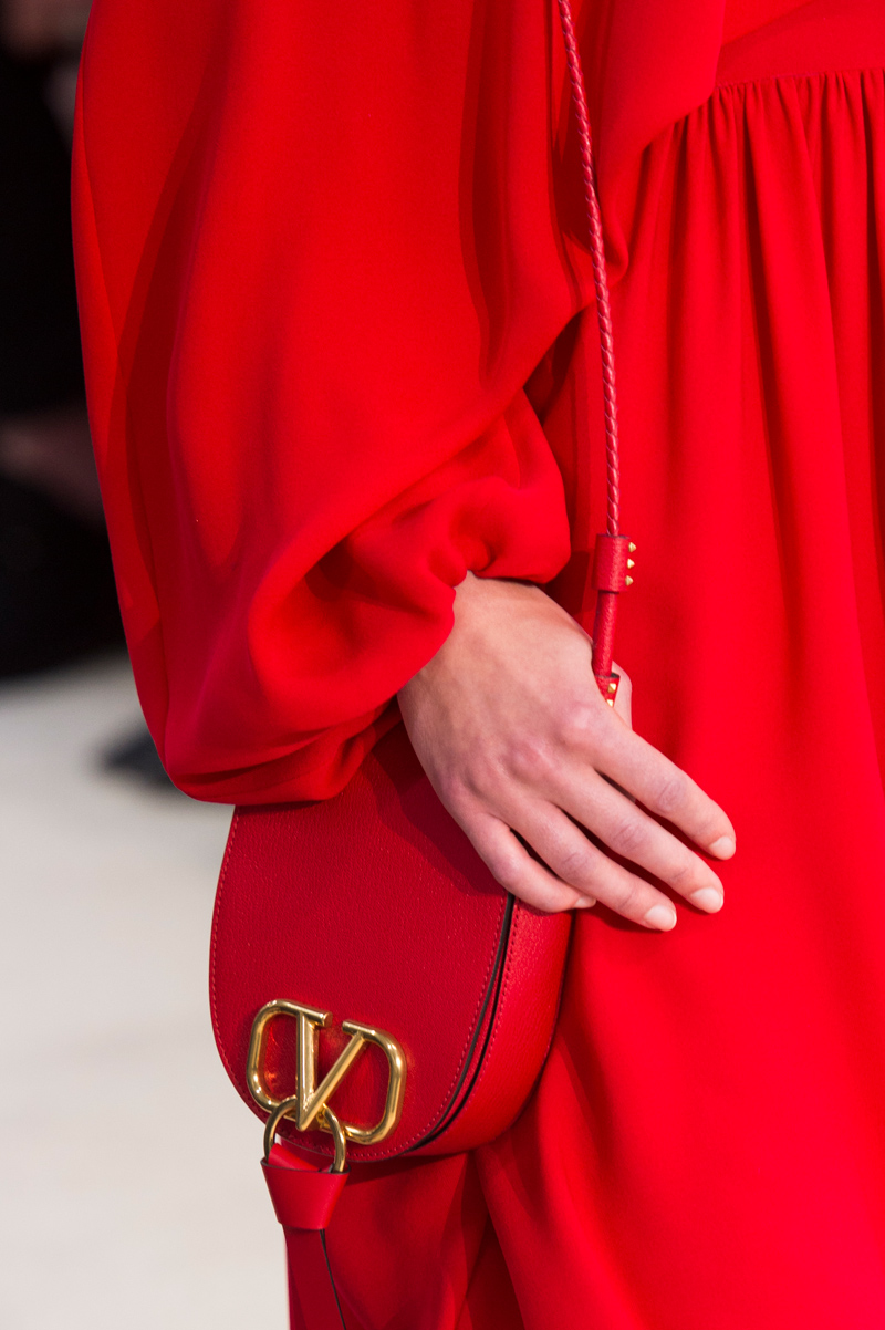 Ойроос харцгаая: Valentino брэндийн шинэ цуглуулга дахь деталиуд (фото 19)