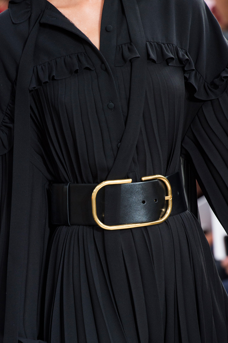 Ойроос харцгаая: Valentino брэндийн шинэ цуглуулга дахь деталиуд (фото 23)