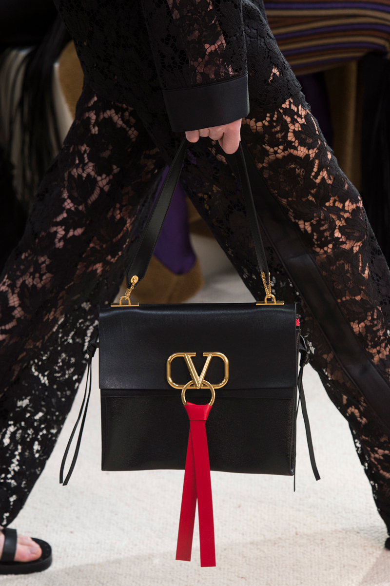 Ойроос харцгаая: Valentino брэндийн шинэ цуглуулга дахь деталиуд (фото 7)