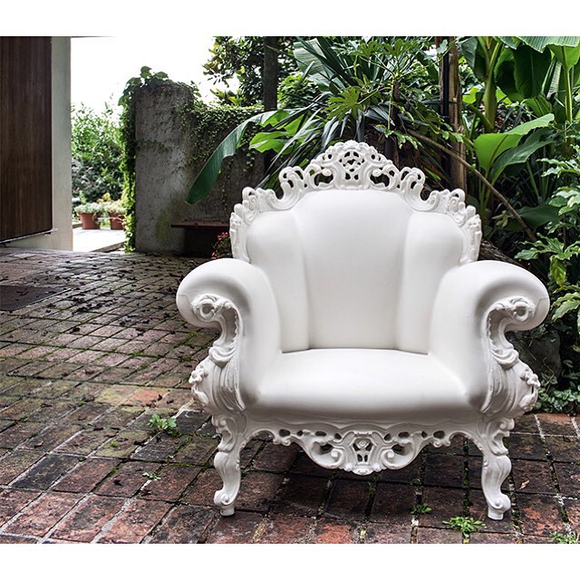 “Пруст” сандлаар гэрийн гадна орчиноо чимэглээрэй.Decorate your outdoors with the extravagant 'Proust' armchair. @Magis_Design#AlessandroMendini