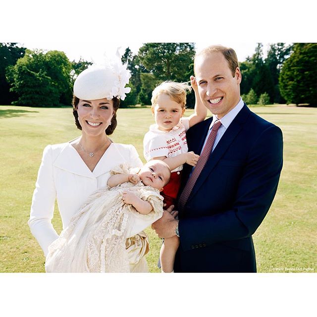 THE DUKE AND DUCHESS OF CAMBRIDGE, PRINCE GEORGE AND PRINCESS CHARLOTTE IN THE GARDEN AT SANDRINGHAM HOUSE EL DUQUE Y DUQUESA DE CAMBRIDGE, EL PRÍNCIPE GEORGE Y LA PRINCESA CHARLOTTE EN EL JARDÍN DEL SANDRINGHAM HOUSE