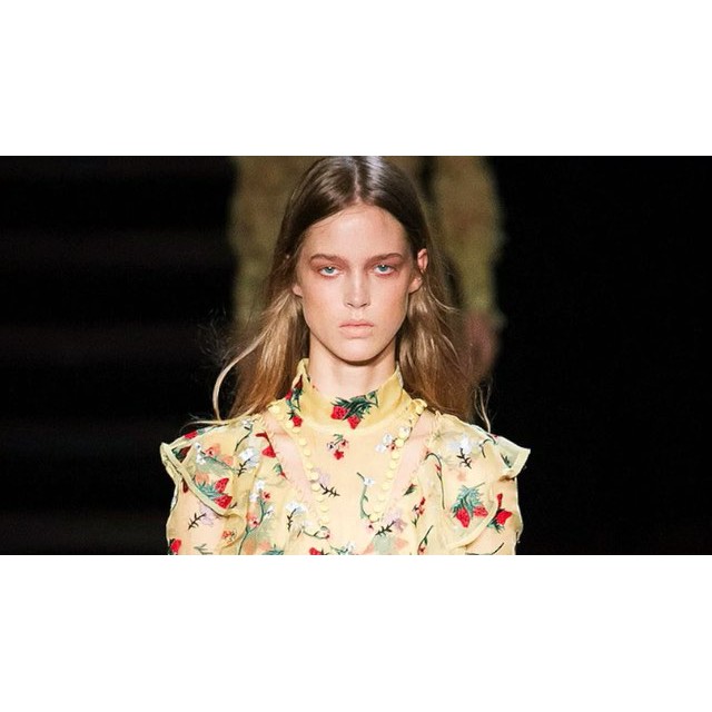 LFW: Roksanda, Erdem, Giles. Хавар-зун 2016

www.buro247.mn

#LFW @roksandailincic @erdemlondon @gilesdeacon_