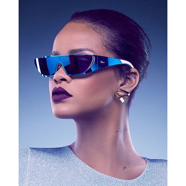 Рианна Dior-той хамтарч нарны шилний цуглуулга гаргалаа.

Rihanna and Dior Collaborate on Sunglass Collection.

@badgalriri @dior #sunglass