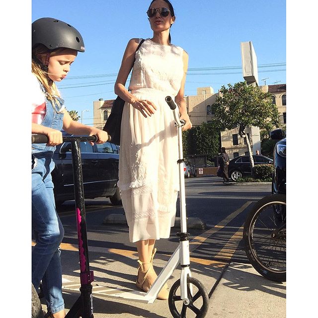 Анжелина Жолигийн скүүтэр    Have you seen Angelina's cool white scooter?