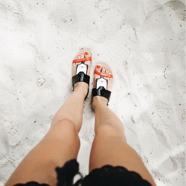 Choupette is walking on the sand ! 
Find your perfect sandals on sale in stores or on KARL.com
#KARLLAGERFELD