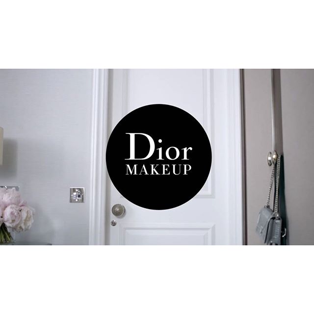 Dior брэнд тун удахгүй Белла Хадид болон тус брэндийн гоо сайхны бүтээлч захирал Питер Филипстэй хамтарч нүүр будалтын сургалтыг видео бичлэг байдлаар явуулах гэж байна.

Dior brand is teaming up with Bella Hadid on makeup lessons. 
#dior #bellahadid #makeup #howto