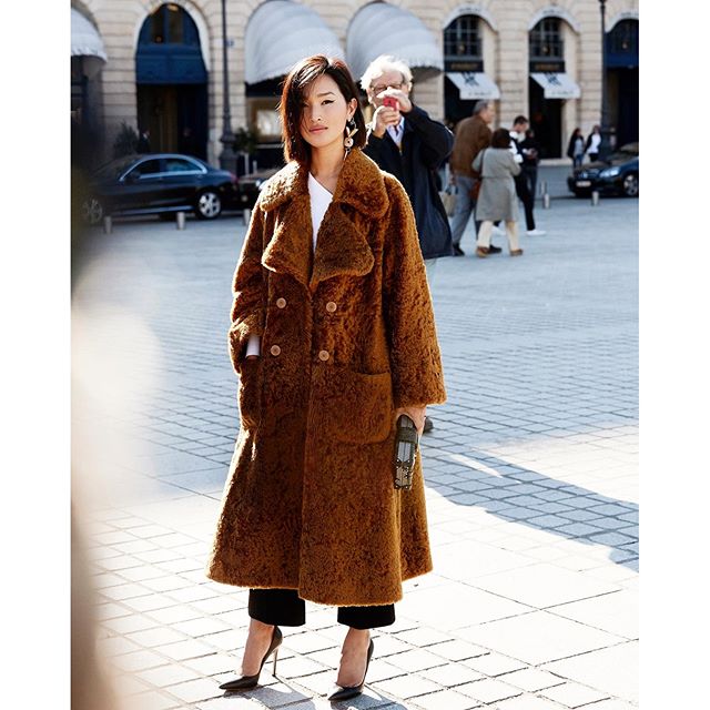 Being I'm never late to shows, I'm grateful to have made it to @louisvuitton just in time this morning. Photo by @rodneydeane complete with a delightful photobomb  