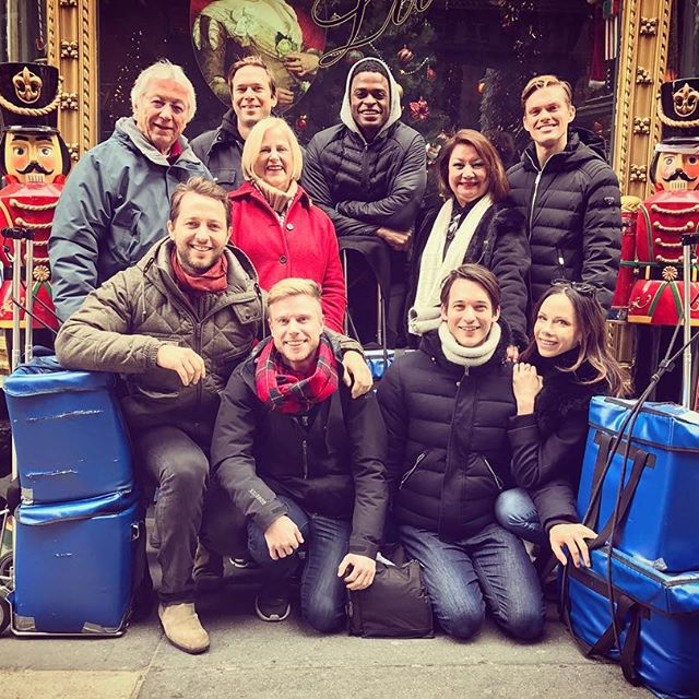 My Uncle Freddie passed away three Christmases ago. To honor his memory, these little elves are delivering @citymeals to housebound New Yorkers. Go to VF.com to read about how I snuck in my good deed of 2016 just under the wire! @vanityfair