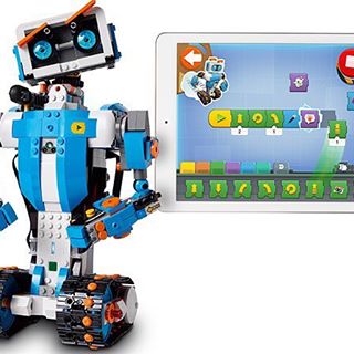 Lego Boost: Хүүхдүүд өөрийн гэсэн Lego робот бүтээнэ.

Lego Boost teaches kids how to bring blocks to life with code.

#lego #ces2017 #legoboost #programming #coding #kids