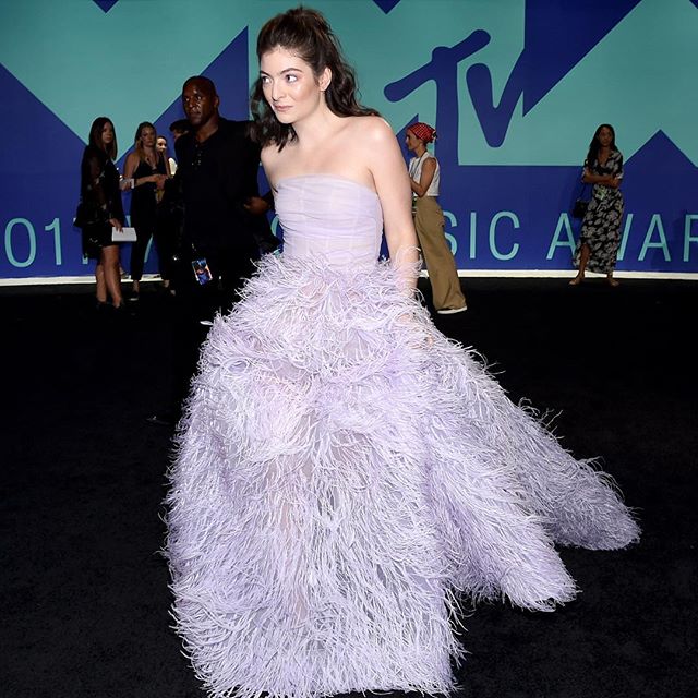 #Lorde in @moniquelhuillier at the #MTV #VMAs #Buro247Singapore