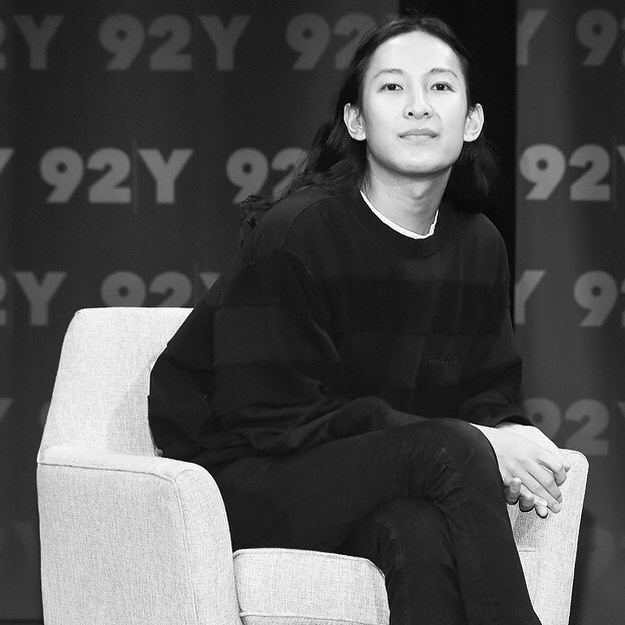 Александр Вэнг цаашид өөрийн брэндээ удирдахгүй.

Alexander Wang is stepping down as CEO of his label.

#AlexanderWang