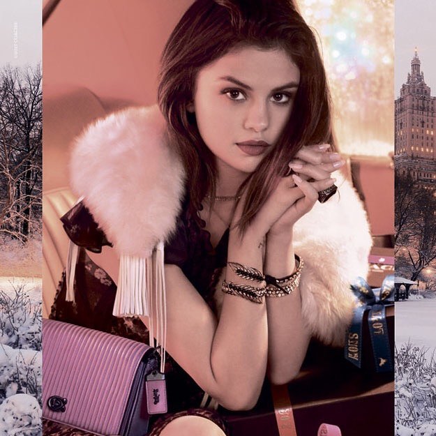 Селена Гомес Coach брэндийн зул сарын сурталчилгаанд.

Selena Gomez vamps it up in Coach's holiday campaign.

#SelenaGomez #Coach #holiday