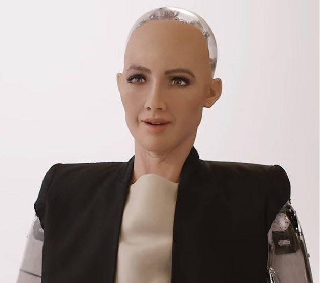 Саудын Араб роботод иргэншил олгосон анхны улс боллоо.

Saudi Arabia becomes first country to grant citizenship to a robot.
#SophiaRobot #SaudiArabia #robotcitizen