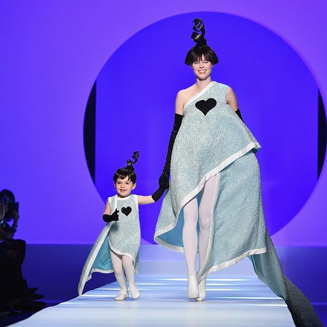 Коко Роша хоёр настай охиныхоо хамтаар Jean Paul Gaultier ордны тайзнаа гарлаа.

Coco Rocha and her 2-year-old daughter, Ioni James Conran, walked the runway in matching looks at Jean Paul Gaultier's Spring 2018 couture show. 
#CocoRocha #IoniJamesConran #PaulGaultier #HauteCouture #Spring2018