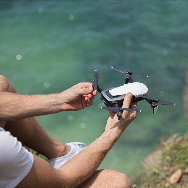 DJI компани ухаалаг утасны хэмжээтэй шинэ дрон танилцууллаа. Дэлгэрэнгүйг www.buro247.mn-c

DJI on Tuesday announced the latest entry in its popular line of consumer drones: the Mavic Air. Details on www.buro247.mn

#dji #mavicair #drone