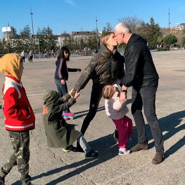 Маленькие собственники.. так и не дали нам поцеловаться    и продолжают это делать по сей день.. не подскажете что делать ?!