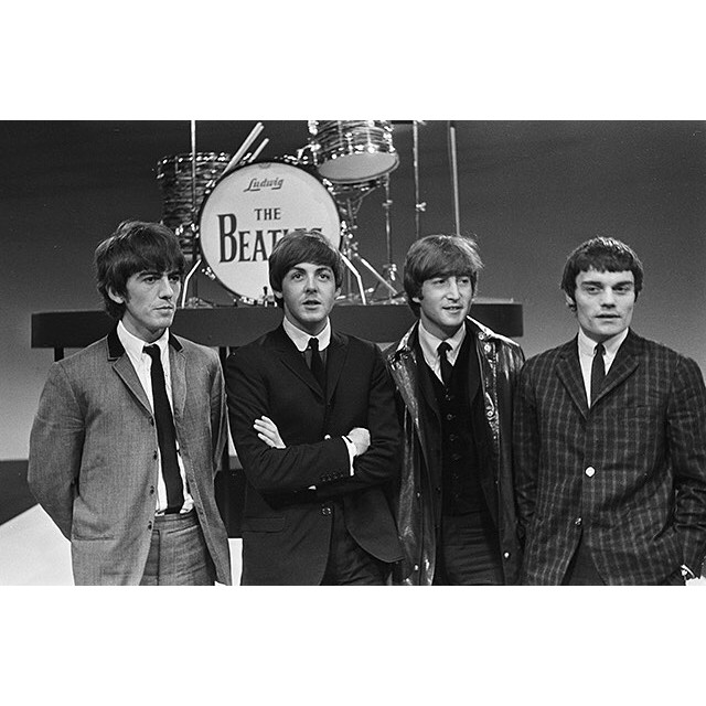 The Beatles хамтлагийн анхны гэрээ дуудлага худалдаанд зарагдлаа.The Beatles карьераа эхлэхдээ 80 доллараар гэрээ хийж байлаа. Харин одоо уг баримтыг 93 мянгаар үнэллээ.

www.buro247.mn

The Beatles' first ever contract has been sold on an auction. Contract worth 80 by the time was sold for 93k 

#thebeatles