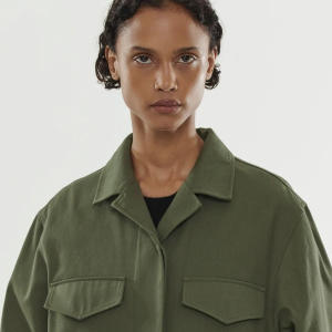 Юу худалдаж авах вэ: Армийн стильтэй хөнгөн куртка